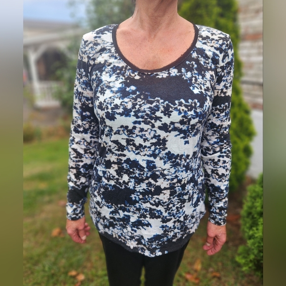 LOT OF 4 Simply Vera Vera Wang  ARTSY long Sleeve Decoative Tops SIZE Medium - Picture 2 of 13